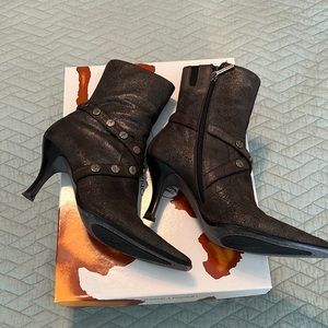 Donald Pliner heeled boots